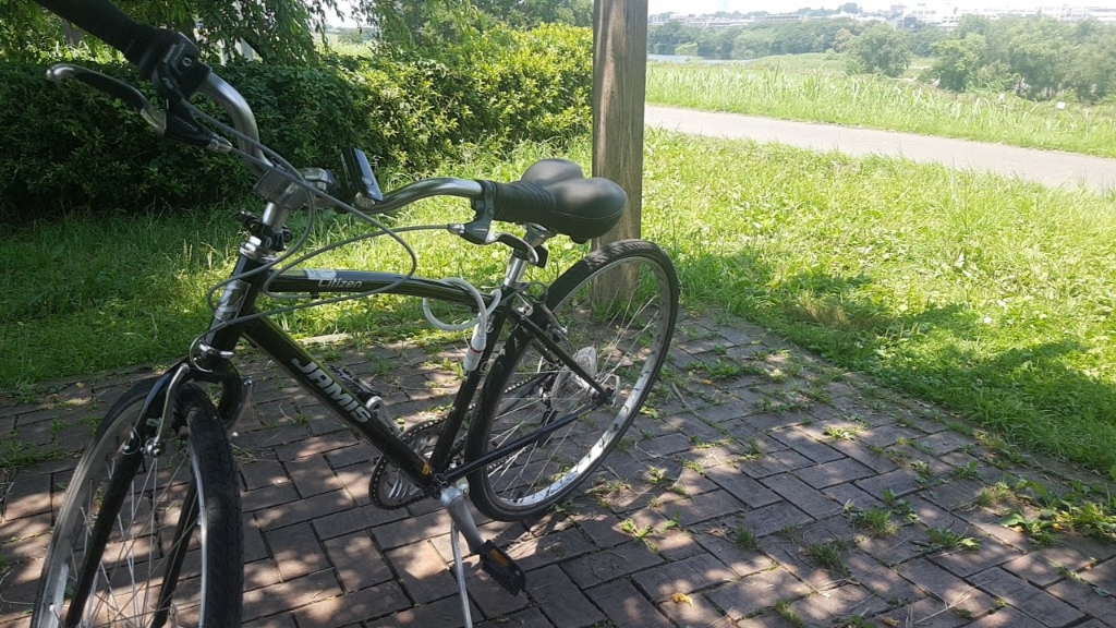 JAMIS Citizen bicycle on the commute route along the riverbank in Tokyo